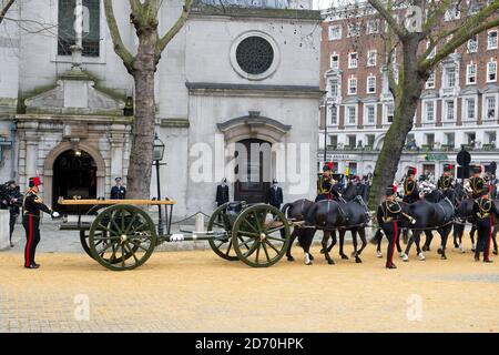 Die Kutsche kommt in der St. Clement Danes Kirche an, in Vorbereitung auf die Trauerprozession von Baroness Thatcher. Stockfoto