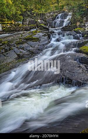 Fluss (Afon) Ogwen fließt über Felsen bei Ogwen Bank in der Nähe Bethesda North Wales Großbritannien Oktober 2019 1842 Stockfoto