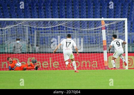 oma Torwart Antonio Mirante rettet Gianluca Lapadula Strafe, die in Kürze Danach erzielt 2-2 Tore während der italienischen Meisterschaft Serie A fußb Stockfoto