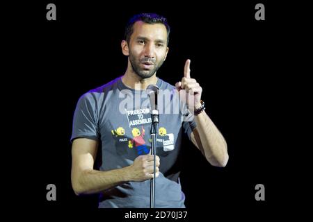 Imran Yusuf tritt beim war on Want Comedy Gig im O2 Shepherd's Bush Empire im Westen Londons auf. Stockfoto