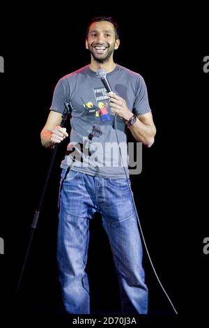 Imran Yusuf tritt beim war on Want Comedy Gig im O2 Shepherd's Bush Empire im Westen Londons auf. Stockfoto