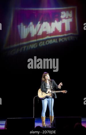 Isy Suttie spielt beim war on Want Comedy Gig im O2 Shepherd's Bush Empire im Westen Londons. Stockfoto