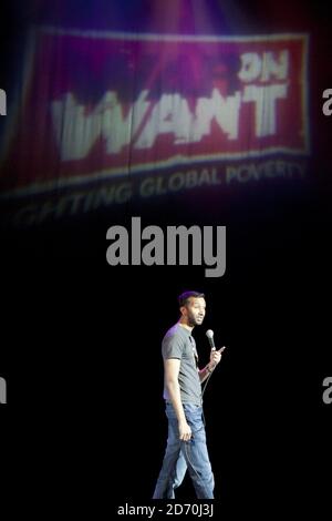 Imran Yusuf tritt beim war on Want Comedy Gig im O2 Shepherd's Bush Empire im Westen Londons auf. Stockfoto