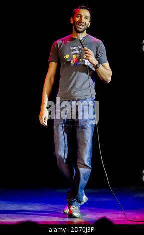 Imran Yusuf tritt beim war on Want Comedy Gig im O2 Shepherd's Bush Empire im Westen Londons auf. Stockfoto