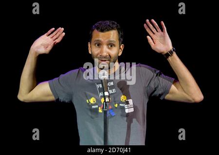 Imran Yusuf tritt beim war on Want Comedy Gig im O2 Shepherd's Bush Empire im Westen Londons auf. Stockfoto