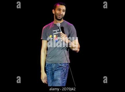Imran Yusuf tritt beim war on Want Comedy Gig im O2 Shepherd's Bush Empire im Westen Londons auf. Stockfoto