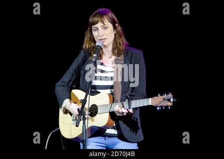 Isy Suttie spielt beim war on Want Comedy Gig im O2 Shepherd's Bush Empire im Westen Londons. Stockfoto