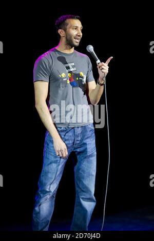 Imran Yusuf tritt beim war on Want Comedy Gig im O2 Shepherd's Bush Empire im Westen Londons auf. Stockfoto