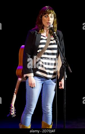 Isy Suttie spielt beim war on Want Comedy Gig im O2 Shepherd's Bush Empire im Westen Londons. Stockfoto