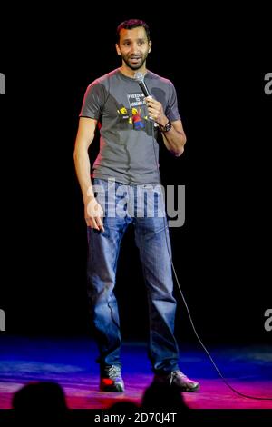 Imran Yusuf tritt beim war on Want Comedy Gig im O2 Shepherd's Bush Empire im Westen Londons auf. Stockfoto
