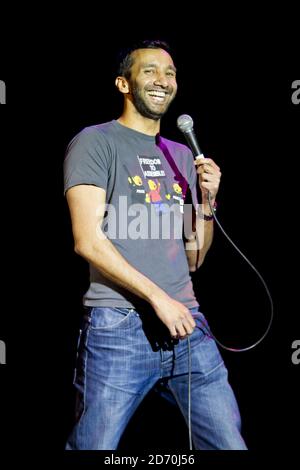 Imran Yusuf tritt beim war on Want Comedy Gig im O2 Shepherd's Bush Empire im Westen Londons auf. Stockfoto