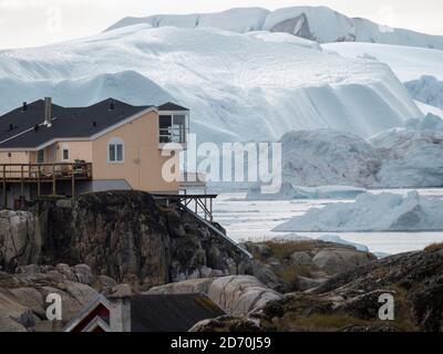 Stadt Ilulissat am Ufer der Disko Bay in Westgrönland, Zentrum für Tourismus, Verwaltung und Wirtschaft. Der nahegelegene eisfjord ist als UNESCO wo gelistet Stockfoto