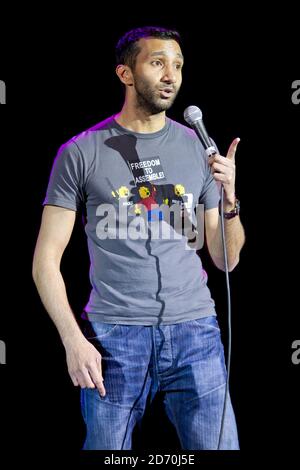Imran Yusuf tritt beim war on Want Comedy Gig im O2 Shepherd's Bush Empire im Westen Londons auf. Stockfoto
