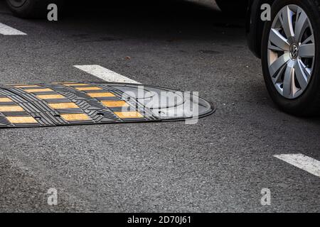 Verkehrssicherheit Geschwindigkeitsstoß auf einer asphaltierten Straße in einem Parkplatz in Bukarest, Rumänien, 2020 Stockfoto