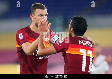 din Dzeko (R) und Pedro Rodriguez gratulieren sich gegenseitig während Die italienische Meisterschaft Serie EIN Fußballspiel zwischen AS Roma Und Benevento Calcio Stockfoto