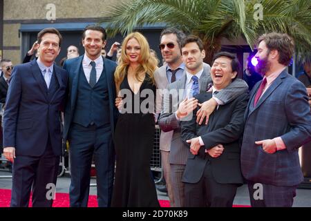 (l-r) Darsteller Ed Helms, Bradley Cooper, Heather Graham, Todd Phillips, Justin Bartha, Ken Jeong und Zach Galifianakis bei der Premiere von Hangover Part III im Empire Cinema am Leicester Square, London Stockfoto