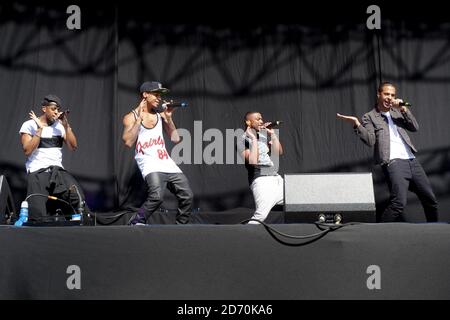 JLS (l-r) Ortise Williams, Aston Merrygold, JB Gill und Marvin Humes bei der Allstarz Summer Party im Madejski Stadium in Reading, Berkshire. Stockfoto