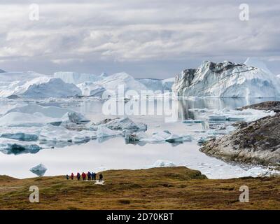 Touristen bewundern den Fjord. Ilulissat Icefjord auch als Kangia oder Ilulissat Kangerlua. Der eisfjord ist als UNESCO-Weltkulturerbe gelistet. Amerika, N Stockfoto