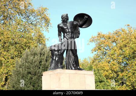 Achilles Statue aus viktorianischer Bronze bekannt als das Wellington Monument in Hyde Park Corner, London, England, UK errichtet 1822 als Denkmal für den Duke o Stockfoto
