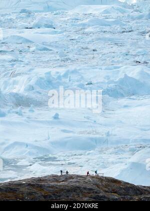 Touristen bewundern den Fjord. Ilulissat Icefjord auch als Kangia oder Ilulissat Kangerlua. Der eisfjord ist als UNESCO-Weltkulturerbe gelistet. Amerika, N Stockfoto