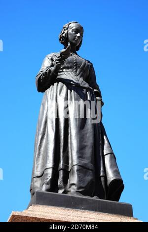 Memorial Statue von Florence Nightingale in Waterloo Place, Westminster, London, UK enthüllt im Jahr 1915 war sie eine englische Krankenschwester bekannt als "The Lady with T Stockfoto