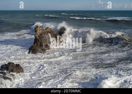 Stürmische Wellen krachen auf felsigen Strand namens Galeazza, Provinz Imperia, Ligurien, Nordwest-Italien Stockfoto