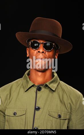 Ein Modell auf dem Laufsteg bei der Modeschau Oliver Spencer, die im Old Sorting Office während der London Collections: Men stattfand. Stockfoto