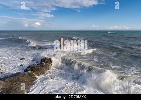 Stürmische Wellen krachen auf felsigen Strand namens Galeazza, Provinz Imperia, Ligurien, Nordwest-Italien Stockfoto