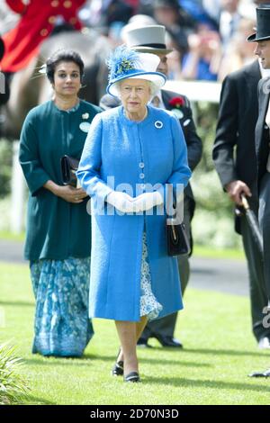 Ihre Majestät Königin Elizabeth II. Am vierten Tag des Royal Ascot Meeting 2013 auf der Ascot Racecourse in Berkshire Stockfoto