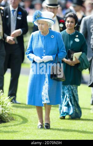 Ihre Majestät Königin Elizabeth II. Am vierten Tag des Royal Ascot Meeting 2013 auf der Ascot Racecourse in Berkshire Stockfoto