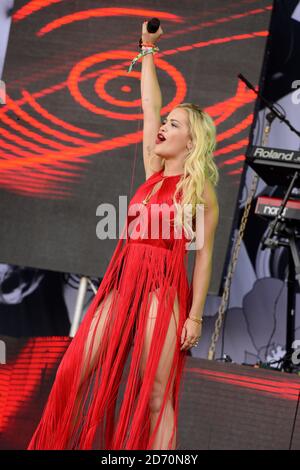 Rita Ora tritt auf der Pyramid-Bühne beim Glastonbury Festival auf. Stockfoto