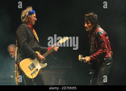 Keith Richards und Ronnie Wood von den Rolling Stones beim Glastonbury Festival, auf der Worthy Farm in Somerset. Stockfoto
