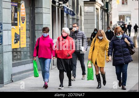 Bergamo, Italien. Oktober 2020. Bergamo Coronavirus - persone in strada con la mascherina, obbligatoria anche all'aperto (Foto © Sergio Agazzi/Fotograf, BERGAMO - 2020-10-20) p.s. la foto e' utilizzabile nel rispetto del contesto in cui e' stata scattata, e senza intento diffamatorio del decoro delle persone rapresentate Credit: Independent News Photo Agency/Alamy Live Stockfoto