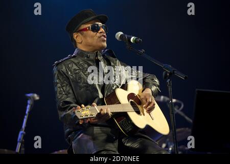 Bobby Womack tritt mit Damon Albarn auf der West Holts Bühne beim Glastonbury Festival auf der Worthy Farm in Somerset auf. Stockfoto