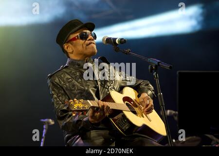 Bobby Womack tritt mit Damon Albarn auf der West Holts Bühne beim Glastonbury Festival auf der Worthy Farm in Somerset auf. Stockfoto