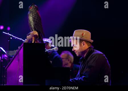 Damon Albarn tritt mit Bobby Womack auf der West Holts-Bühne beim Glastonbury Festival auf der Worthy Farm in Somerset auf. Stockfoto