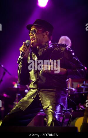 Bobby Womack tritt mit Damon Albarn auf der West Holts Bühne beim Glastonbury Festival auf der Worthy Farm in Somerset auf. Stockfoto