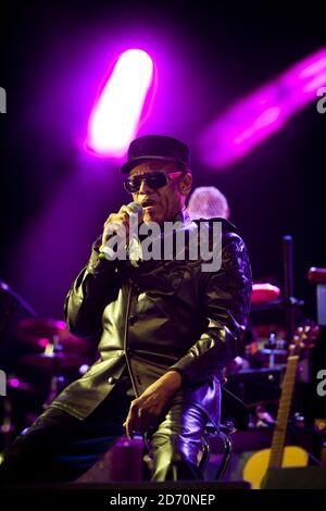 Bobby Womack tritt mit Damon Albarn auf der West Holts Bühne beim Glastonbury Festival auf der Worthy Farm in Somerset auf. Stockfoto