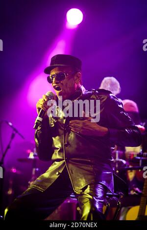 Bobby Womack tritt mit Damon Albarn auf der West Holts Bühne beim Glastonbury Festival auf der Worthy Farm in Somerset auf. Stockfoto