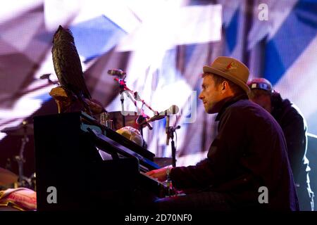 Damon Albarn tritt mit Bobby Womack auf der West Holts-Bühne beim Glastonbury Festival auf der Worthy Farm in Somerset auf. Stockfoto