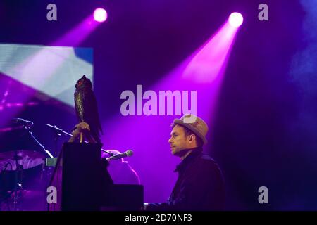 Damon Albarn tritt mit Bobby Womack auf der West Holts-Bühne beim Glastonbury Festival auf der Worthy Farm in Somerset auf. Stockfoto