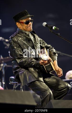 Bobby Womack tritt mit Damon Albarn auf der West Holts Bühne beim Glastonbury Festival auf der Worthy Farm in Somerset auf. Stockfoto