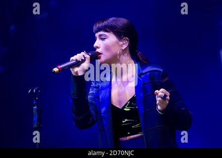 Jessie Ware spielt auf der John Peel Bühne beim Glastonbury Festival, auf der Worthy Farm in Somerset. Stockfoto