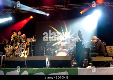 Bobby Womack und Damon Albarn treten auf der West Holts Bühne beim Glastonbury Festival auf der Worthy Farm in Somerset auf. Stockfoto