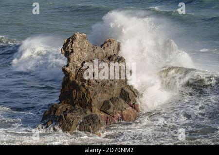 Stürmische Wellen krachen auf felsigen Strand namens Galeazza, Provinz Imperia, Ligurien, Nordwest-Italien Stockfoto