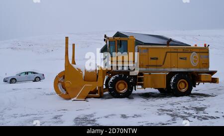 Skarsvåg, Norwegen - 02/28/2019: Riesige Schneefräse LKW warten neben Straße für seine Verwendung, um den Schnee für einen Touristenkonvoi zum berühmten Nordkap zu entfernen. Stockfoto