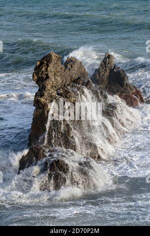 Stürmische Wellen krachen auf felsigen Strand namens Galeazza, Provinz Imperia, Ligurien, Nordwest-Italien Stockfoto