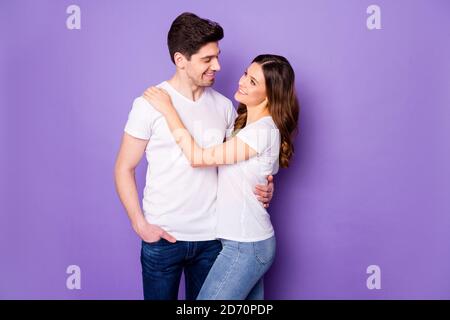 Portrait von positiven leidenschaftlichen Studenten Ehegatten Mann Frau Umarmung Cuddle genießen zusammen Rest tragen legeren Stil Denim Jeans isoliert Über violett Stockfoto