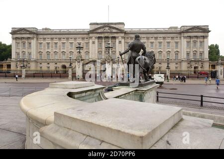 Eine allgemeine Ansicht des Buckingham Palace, am Morgen nach einem Zeichen, das die Geburt des Herzogs und der Herzogin von Cambridge Sohn ankündigt, wurde in den Vorplatz gelegt. Stockfoto