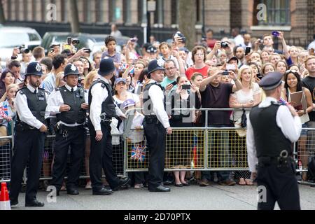 Die Menschenmassen beobachten, wie Prinz Charles und die Herzogin von Cornwall im Lindo-Flügel des St. Mary's Hospital in London ankommen, um die Herzogin von Cambridge, Prinz William und ihren neugeborenen Sohn zu besuchen. Stockfoto